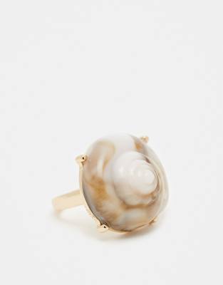 ASOS DESIGN - Goldfarbener Muschelring aus Kunstharz