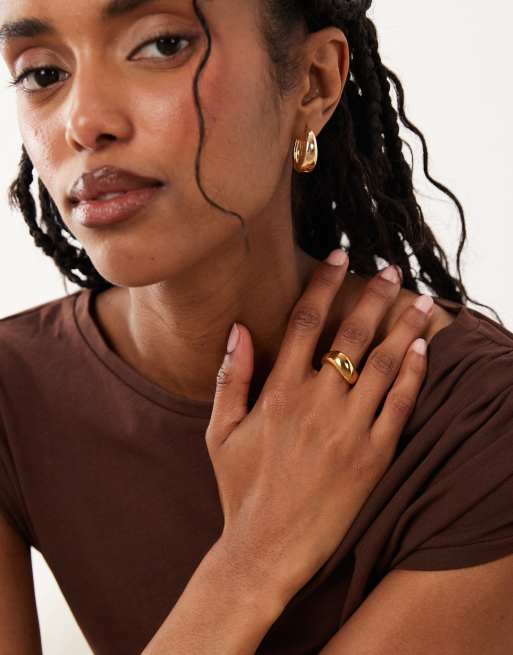 ASOS DESIGN – Goldfarbener Ring aus wasserfestem Edelstahl mit schlichtem, wellenförmigem Design, 3 von 4