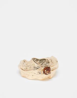 ASOS DESIGN – Goldfarbener Ring in geschmolzener Optik mit Strukturmuster und bernsteinfarbenem Schmuckstein - view 1