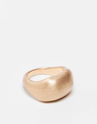 ASOS DESIGN - Goldfarbener Ring mit breitem Design und gebürsteter Optik