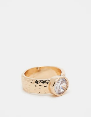 ASOS DESIGN - Goldfarbener Ring mit gehämmertem Rand und Zirkonia-Kristall