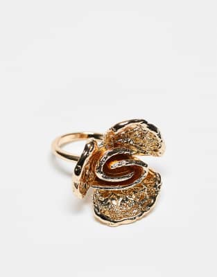 ASOS DESIGN - Goldfarbener Ring mit texturiertem Blumendesign