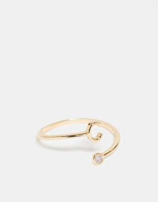 ASOS DESIGN - Goldfarbener Ring mit Wickeldesign, Zirkoniabesatz, „C"-Initiale und Geschenkbeutel