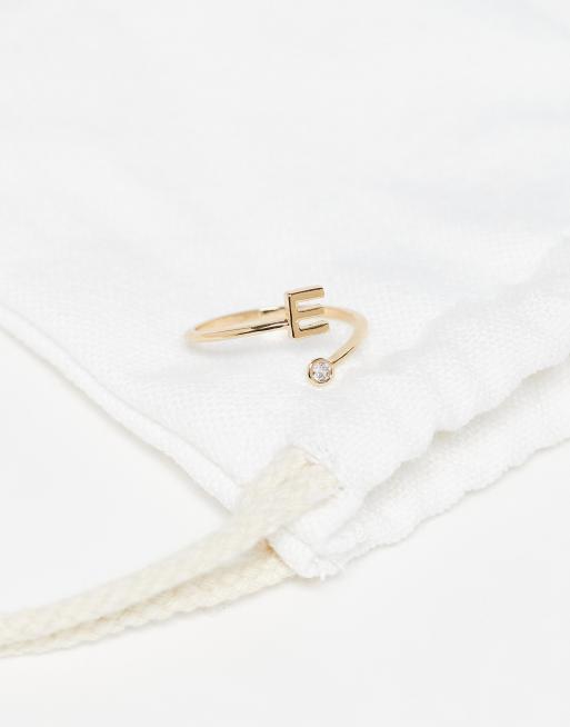 ASOS DESIGN – Goldfarbener Ring mit Wickeldesign, Zirkoniabesatz, „E“-Initiale und Geschenkbeutel, 2 von 3