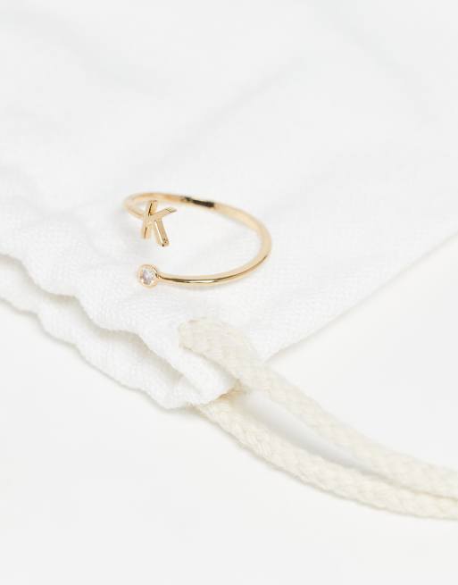 ASOS DESIGN – Goldfarbener Ring mit Wickeldesign, Zirkoniabesatz, „K“-Initiale und Geschenkbeutel, 2 von 3