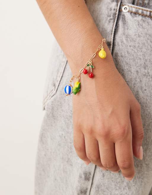 ASOS DESIGN – Goldfarbenes Armband mit ovalen Kettengliedern sowie mehreren Anhängern im Obst- und Gemüse-Design