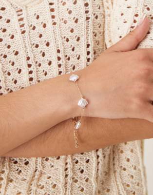 ASOS DESIGN - Goldfarbenes Armband mit Zierperlen-Muschel-Anhängern