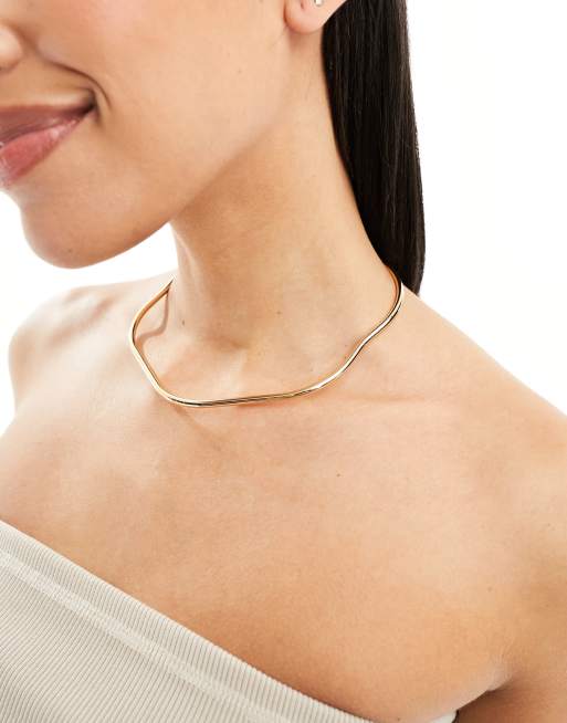 ASOS DESIGN - Golvende choker in torque-stijl in goudkleur