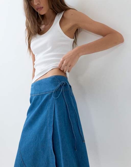 ASOS DESIGN - Gonna di jeans asimmetrica avvolgente blu medio, 3 di 5