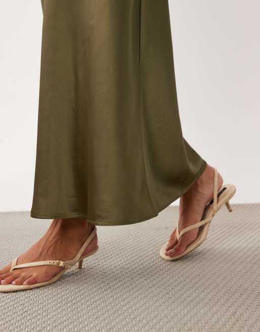 ASOS DESIGN - Gonna lunga asimmetrica in raso verde oliva, 4 di 5
