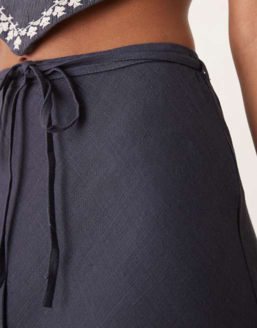 ASOS DESIGN - Gonna lunga blu navy in misto lino con taglio sbieco, 3 di 5