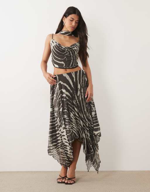 ASOS DESIGN - Coordinato zebrato con top con scollo ad anello e gonna lunga asimmetrica, 2 di 3