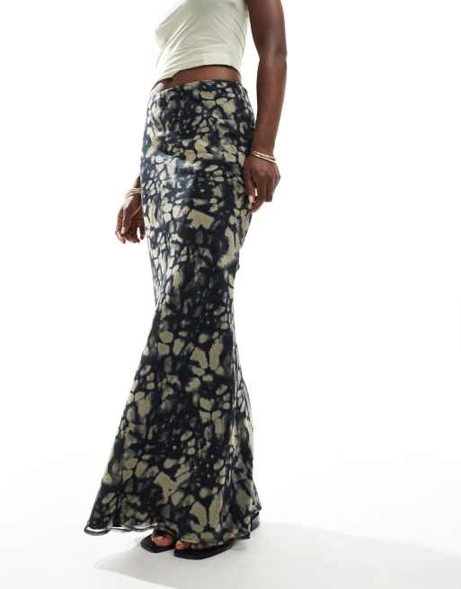 ASOS DESIGN - Gonna lunga in chiffon con stampa astratta sfocata e taglio sbieco