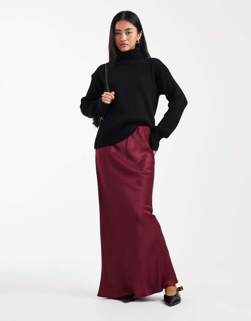 ASOS DESIGN - Gonna lunga in raso bordeaux con taglio sbieco