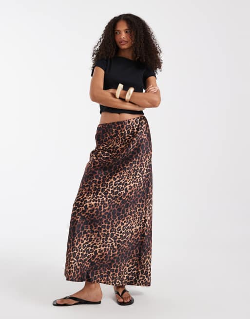 ASOS DESIGN - Gonna lunga in raso con stampa animalier e taglio sbieco