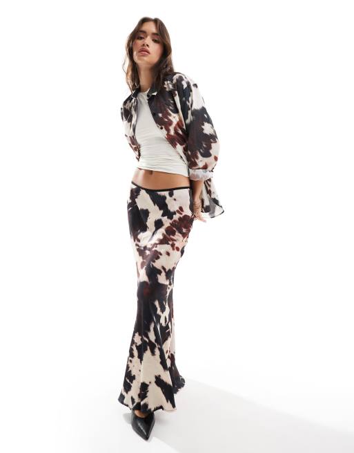 ASOS DESIGN - Gonna lunga in raso con taglio in sbieco e stampa pezzata