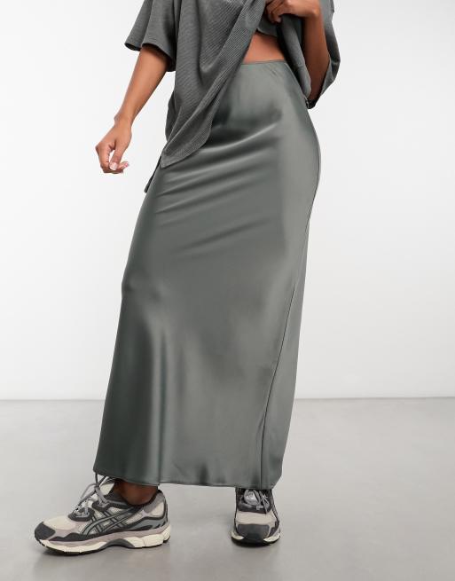 ASOS DESIGN Gonna lunga in raso grigio piombo con taglio sbieco