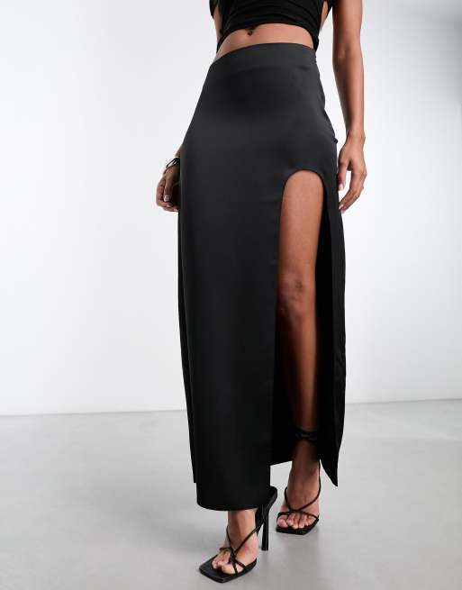 ASOS DESIGN - Gonna lunga in raso nero con spacco curvo profondo