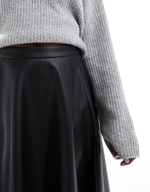 ASOS DESIGN - Gonna lunga nera in pelle sintetica con spacco profondo e dettaglio voluminoso, 2 di 5