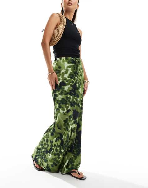 ASOS DESIGN - Gonna lunga taglio sbieco in raso verde con stampa animalier e allacciatura in vita - view 1