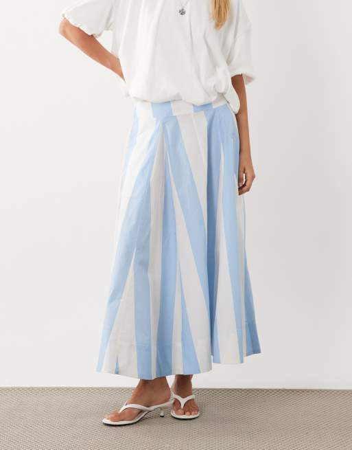 ASOS DESIGN - Gonna midi godet voluminoso con vita scesa a righe blu e bianche, 2 di 5
