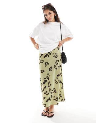 ASOS DESIGN - Gonna midi in raso color crema con stampa leopardata e taglio sbieco