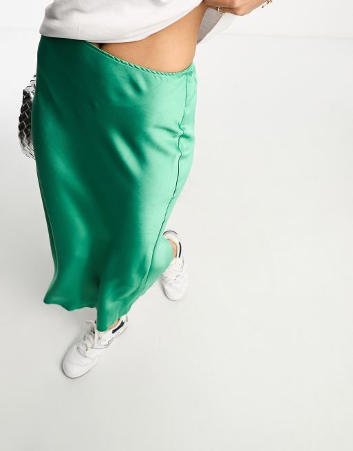 ASOS DESIGN Gonna midi in raso verde smeraldo con taglio sbieco