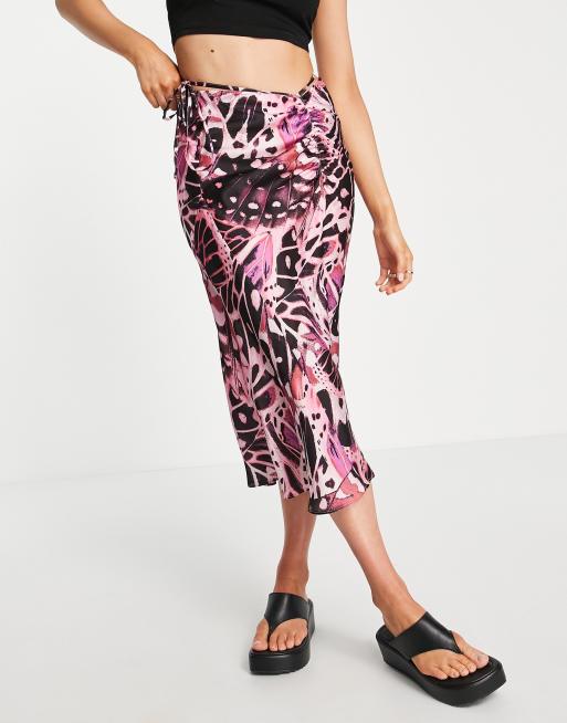 ASOS DESIGN - Gonna midi skater in raso con arricciatura frontale e stampa di farfalle