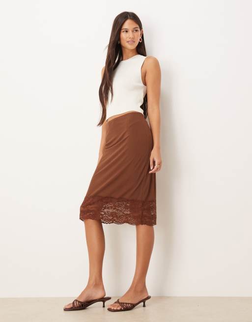 ASOS DESIGN - Gonna taglio medio effetto garza a coste marrone con finiture in pizzo