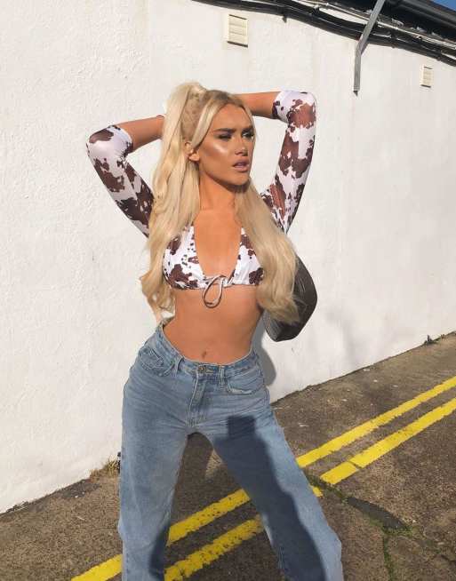 ASOS DESIGN – Bikini z trójkątną górą z podwójnymi ramiączkami i majtkami hipster z materiału z recyklingu z nadrukiem krowich łat, 3 z 3