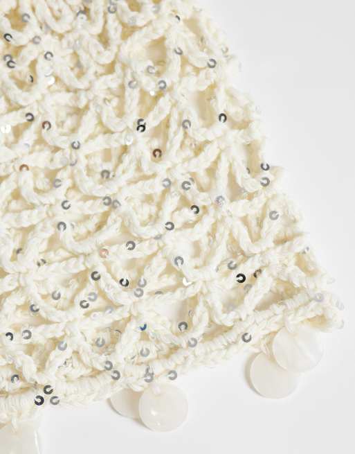 ASOS DESIGN - Gorro beis ceñido de croché con ribete de conchas sintéticas, 2 de 3