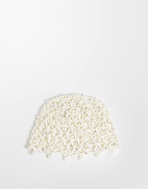 ASOS DESIGN - Gorro beis ceñido de croché con ribete de conchas sintéticas, 3 de 3