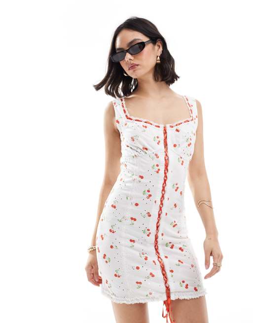 ASOS DESIGN – Gorsetowa sukienka mini na ramiączkach we wzór w wisienki ze wstążką i haftem angielskim