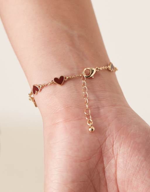 ASOS DESIGN - Goudkleurige armband met ketting, hartjes en bordeauxrood emaille, 2 van 3