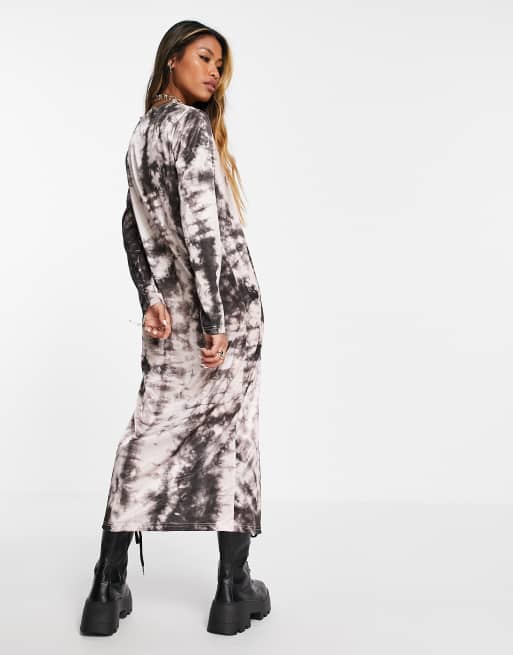 ASOS DESIGN – Grå, batikfärgad, silkig, rak midiklänning med långa ärmar och axelvaddar, 2 av 4