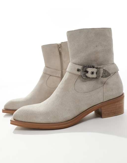 ASOS DESIGN – Grå chelseaboots av mocka med cuban heel och spänne i cowboystil, 4 av 4