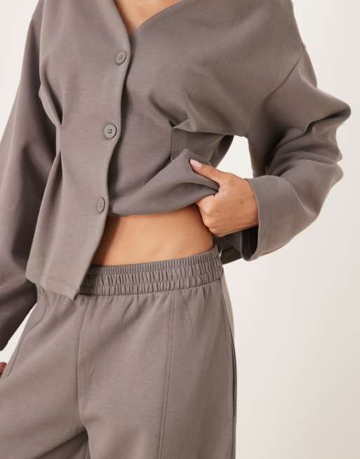ASOS DESIGN – Grå, dubbelstickade mjukisbyxor med barrelben och dekorativ söm, 2 av 5