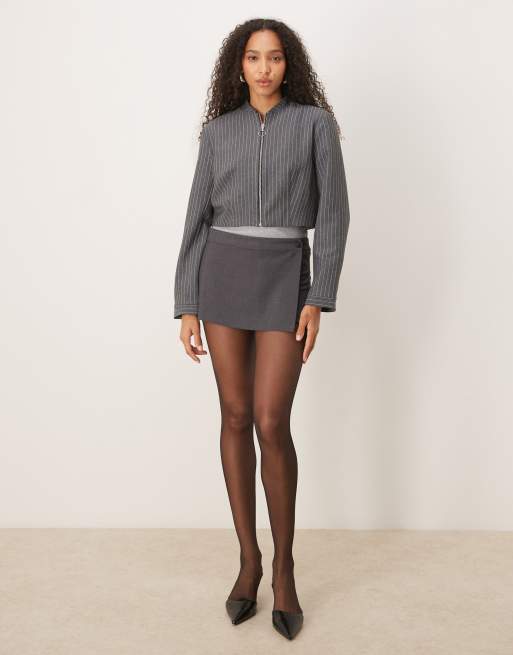 ASOS DESIGN – Grå, figursydd och kort kavaj med kritstrecksränder och dragkedja framtill, 2 av 4