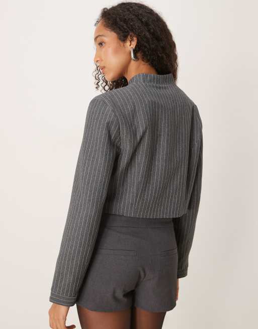 ASOS DESIGN – Grå, figursydd och kort kavaj med kritstrecksränder och dragkedja framtill, 4 av 4