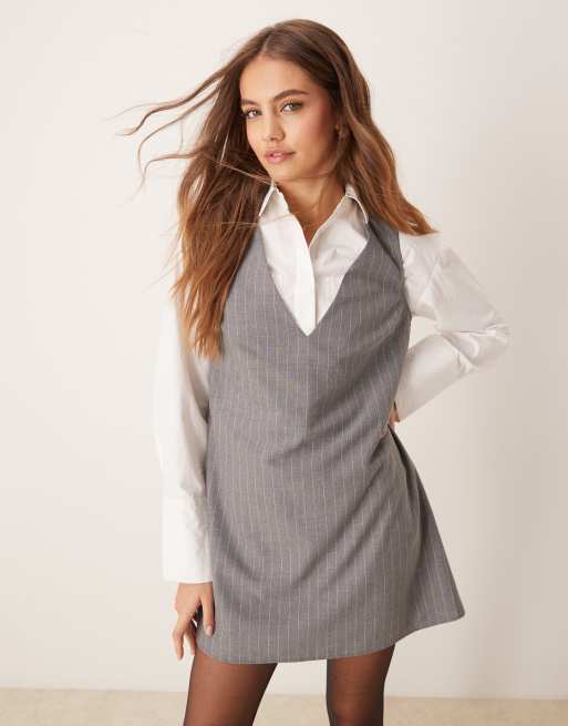 ASOS DESIGN – Grå, figursydd shiftklänning med djup v-ringning och kritstrecksrandigt mönster, 4 av 4