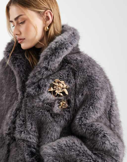 ASOS DESIGN – Grå jacka i fuskpäls och 80-talsstil med guldfärgad brosch, 2 av 4