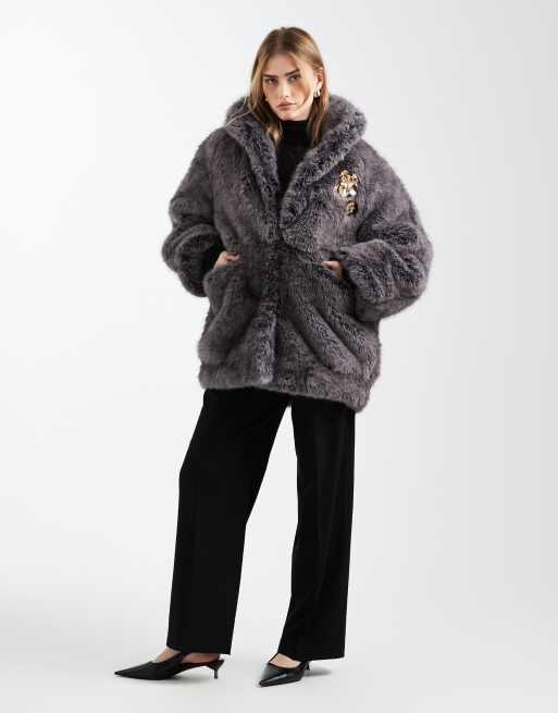 ASOS DESIGN – Grå jacka i fuskpäls och 80-talsstil med guldfärgad brosch, 3 av 4