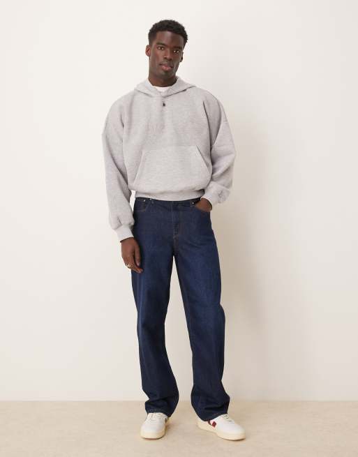 ASOS DESIGN – Grå, kort huvtröja i oversize med sänkt axelsöm och tryck på bröstet, 2 av 4