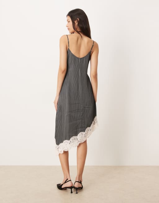 ASOS DESIGN – Grå, kritstrecksrandig, asymmetrisk miniklänning med smala axelband och spetsliv, 2 av 4