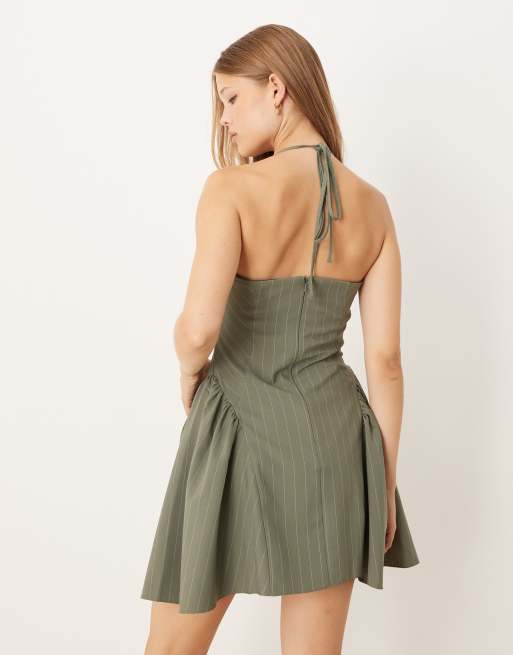 ASOS DESIGN – Grå, kritstrecksrandig miniklänning med halterneck och korsett, 2 av 4