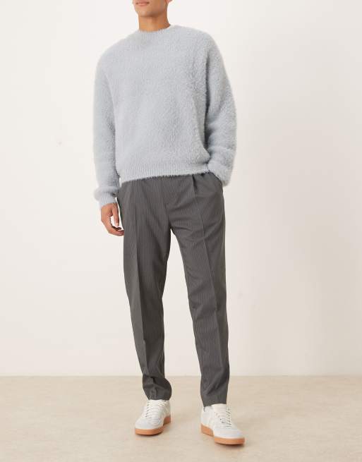 ASOS DESIGN – Grå, kritstrecksrandiga, avsmalnande finbyxor med halvelastiskt midjeband, 2 av 5