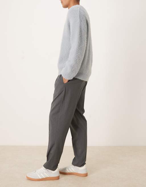 ASOS DESIGN – Grå, kritstrecksrandiga, avsmalnande finbyxor med halvelastiskt midjeband, 3 av 5