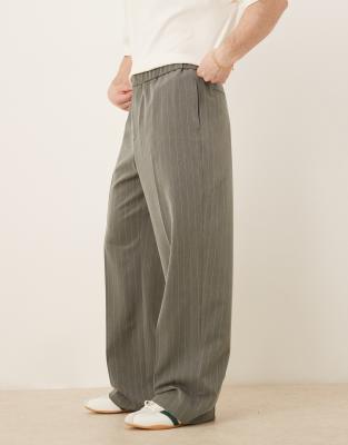 ASOS DESIGN – Grå, kritstrecksrandiga finbyxor med resårmidja och vida ben - view 1
