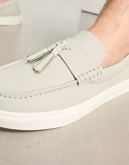 ASOS DESIGN – Grå loafers i mockaimitation med tofsar och vit sula, 4 av 4