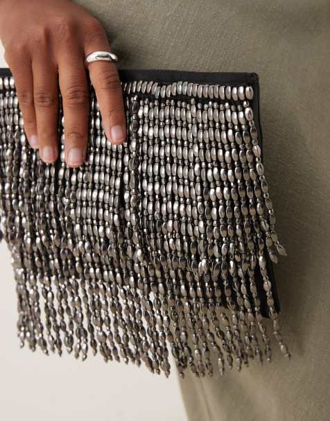 ASOS DESIGN – Grå, metallisk kuvertväska med pärlträdda fransar - view 1